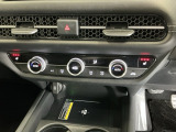 運転席/助手席シートヒーターで寒い日もすぐに温かくなり快適に過ごせます。3段階の温度調整が可能です
