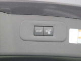 電動で開閉するパワーバックドア装備しています