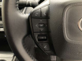 ステアリングスイッチ付き。前方から目を離すことなくオーディオ操作をすることが可能です。