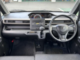 【インテリア】足元広々インパネシフト♪運転席から助手席への移動も楽にできますね♪道の状況や止める場所によって運転席側から出づらい時ってありませんか?そんな時、助手席側から降りることができますよ♪