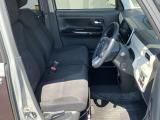 ◆前面ドア運転席◆ドアの開口が広く乗降ラクラク。シートの幅も広く運転していてもストレスを感じません。足元も広く快適なドライブを演出してくれます。