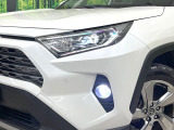 【LEDヘッドライト】悪天候や夜間走行時も良好な視界を確保し安心して運転できる高輝度LEDヘッドライトを装備!点灯速度が早く、消費電力も抑えられています。