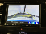 リバースギアに入れるだけで後方の表示へ切り替わります。夜間や雨の日の駐車も楽になりますよ。