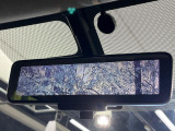 【インテリジェントルームミラー】後席の大きな荷物や同乗者で後方が確認しづらい時でも安心!カメラが撮影した車両後方の映像をルームミラー内に表示。クリアな視界で状況の確認が可能です!