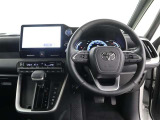 <3列目>サードシートは、簡単に折りたためるワンタッチスペースアップシートです。車内に乗り込まずにラクに行えます。また、サードシート中央席ヘッドレストを取り外した際の収納スペースもあります!!