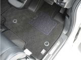 Honda認定中古車に新品の純正フロアマットを装着しました。気分よくドライブをお楽しみいただけます♪