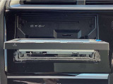 ナビのフェイスパネルを開けると中にはCD、SDカードの挿入口があります。