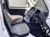 足元が広々とした運転席まわり。視界も良好で運転しやすいです。
