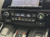 【左右独立オートエアコン】左右独立型、いわゆるデュアルエアコンです。運転席と助手席でそれぞれお好みの温度を設定可能です。