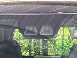 【スマートアシスト】走行中に前方の車両等を認識し、衝突しそうな時は警報とブレーキで衝突回避と被害軽減をアシスト。より安全にドライブをお楽しみいただけます。