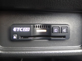 ETC付。高速道路の料金所はキャッシュレスで通過です。サービスエリア等にあるスマートインターの出入りも利用可能でとっても便利。ご納車後すぐにお使い頂けるようセットアップしてのお渡しとなります。