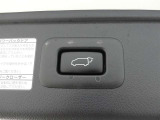 ワンタッチでバックドアが開閉。重たいバックドアも力いらずで開閉できる便利なパワーバックドア付きです!