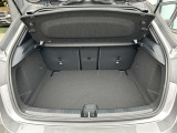 大容量トランクスペース。分割可倒式セカンドシートを使用すれば更に広大なスペースが実現します。