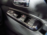 パワーウインドウスイッチ★電動格納機能付きで運転席からドアミラーの角度が調整可能です。電動格納機能付きです♪