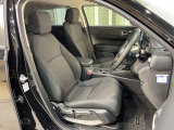 乗降がしやすい運転席。高さが調節できて小柄な方でも運転しやすいポジションをとることができます。