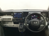 車内は光触媒抗菌消臭施工済です。インパネ周りはスタイリッシュなデザインです。グローブボックスやカップホルダーのほかにトレーなどたくさんの収納スペースが付いています。