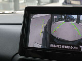 【サイドブラインドビューモニター】左前輪付近を拡大して道路端への幅寄せや狭い道での離合も安心して行えます。
