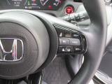 Hondaセンシングの機能のひとつ、アダプティブクルーズコントロール付!アクセルから足を離しても設定したスピードと前車との車間を保ち走行してくれます!車線維持もアシスト☆高速道路で疲労軽減ですね☆