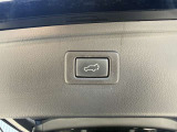 【パワーバックドア】スマートキーや運転席のボタンを押すだけでリアゲートが自動で開閉します!荷物を持っている時や、高い位置にあるバックドアを閉める際に便利な機能です♪