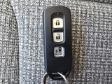 便利なスマートキー付き。キーを取り出さずにドアの施錠・解錠やエンジン始動が可能です。