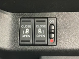 左右両側パワースライドドアが付いています。ワンタッチで簡単にお子様でも、お年寄りの方でも、開閉できますからとても便利です。キーレスや車内スイッチでも自動でドアの開閉ができます。