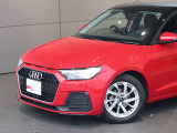 ●一目でAudiとわかる特徴的なシングルフレームグリル・LEDランプ。精悍なフロントマスクからAudiのスマートで上品なブランドを連想させてくれます。女性にも大変ご好評頂いております。