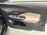【運転席ドア】ボトルホルダーや収納ポケットが付いているので運転席周りもスッキリ保てます★