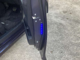ドア内側のブルーのイルミネーションが夜間後続車にドアが開いていることを知らせてくれるから安心です!