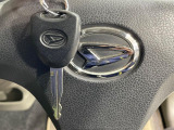 【キーレス】少し離れた場所からでもボタン一つでドアの開錠・施錠ができるのでとっても便利!ドアの鍵穴周りに傷をつけることもありません♪