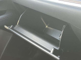 大型のグローブボックスは車検証など大きな物もすっぽりと収まるサイズとなっております。