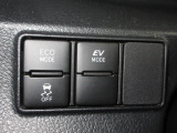 VSC(車両挙動安定化制御システム)とは、従来の車輪のロックを防ぐABS、車輪の空転を抑制するTCSに加え、クルマの横滑り、曲がるを制御し、走る・曲がる・止まるの全領域で安定性を確保するシステムです。