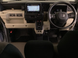 車内は光触媒抗菌消臭施工済です。インパネ周りはスタイリッシュなデザインです。グローブボックスやカップホルダーのほかにトレーなどたくさんの収納スペースが付いています。