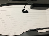 後方にもドライブレコーダーのカメラが付いています。前後両方でお車の周りを監視・記録いたします。