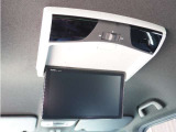 【フリップダウンモニター】後席の方も大画面でTVやDVDの視聴をお楽しみいただけます。