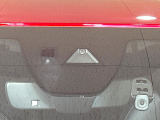 【i-ACTIVESENSE】走行中に前方の車両等を認識し、衝突しそうな時は警報とブレーキで衝突回避と被害軽減をアシスト。より安全にドライブをお楽しみいただけます。