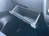 助手席前のグローブボックスの画像です。