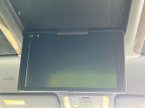 【フリップダウンモニター】大画面モニターで後席でもエンタメをお楽しみいただけます。小さなお子様にも大人気の装備です♪