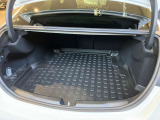 ゆったりとしたトランクルームでございます。たくさんのお荷物の車載が可能でございます。