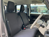 【フロントシート】高めのヒップポイントで見晴らしが良く、運転もしやすいですよ◎運転席アームレストがついているので長距離運転時の疲労軽減になりますよ◎
