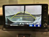 リバースギアに入れるだけで後方の表示へ切り替わります。夜間や雨の日の駐車も楽になりますよ。