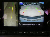 ギアを『R』に入れた後、カメラボタンを押すと、運転席から見えない左側面をナビ画面にうつしてくれるので、幅寄せや縦列駐車がし易くなります。