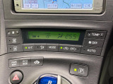 【オートエアコン】一度お好みの温度に設定すれば、車内の温度を検知し風量や温度を自動で調整。暑い&hellip;寒い&hellip;と何度もスイッチ操作をする必要はありません。快適な車内空間には必須の機能ですね♪