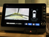 リバースギアに入れるだけで後方の表示へ切り替わります。夜間や雨の日の駐車も楽になりますよ。