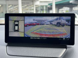 車両の前後左右にある4つのカメラを合成することで、まるでご自身のクルマを空から見ているような俯瞰での映像を映し出してくれます。バック時ももちろんのこと、前進時に視界の悪い交差点でも役に立ちますね。
