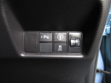 パーキングセンサーや横滑りを防ぐVSA等のスイッチ類は運転席の右側、手の届きやすい位置にあります。