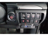 キーレスアクセス&プッシュスタート。アクセスキーを携帯して運転席か助手席のドアハンドルの内側に触れるだけで開錠 ドアハンドルのセンサーに触れて施錠