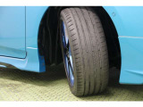 タイヤサイズ215/45R17。