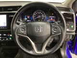 ハンドルにHondaセンシング系のクルーズコントロールやレーンキープアシストなどのスイッチと、オーディオの操作スイッチが装備されています。ハンドルから手を離さず安全に操作できます。