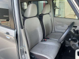 運転席もゆったりとお座り頂けます。