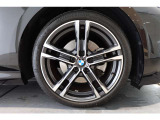 【BMWアロイホイール】軽量かつ強度に拘ったアロイホイール。走行性能ポテンシャルを引き出す設計。タイヤのサイドウォールが強化されたランフラットタイヤは、パンク時にタイヤがつぶれてもリムから外れません。